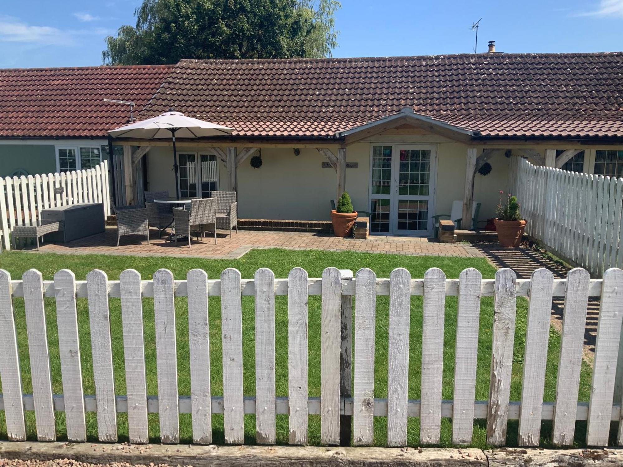 Woodpecker Cottage At Frog Trotters Cottages Hartpury ภายนอก รูปภาพ